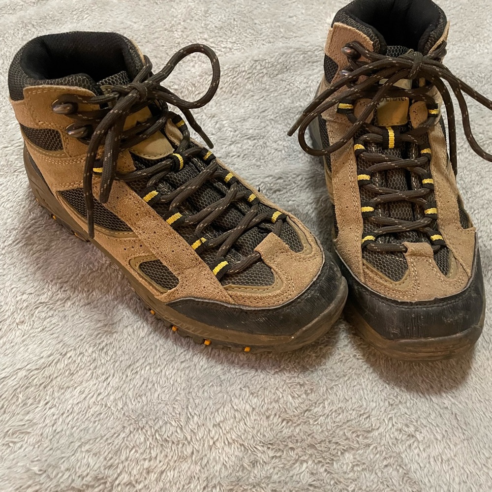 Denali Tan and Brown Youth Hiking Boots
